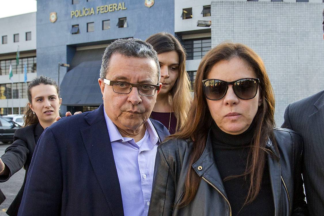 Após mais de cinco horas de depoimento, o publicitário João Santana e a empresária Mônica Moura saíram do Tribunal Regional Eleitoral da Bahia (TRE-BA) sem falar com a imprensa; o casal é testemunha em ação que pede a cassação da chapa Dilma-Temer, que venceu as eleições de 2014; o depoimento foi transmitido por videoconferência a membros do Tribunal Superior Eleitoral, mesmo com a presença do ministro Herman Benjamin, relator do processo que veio a Salvador somente para a oitiva das testemunhas; Mônica foi a primeira a falar e depôs durante quase três horas; a oitiva de João Santana durou aproximadamente duas horas (Foto: Romulo Faro) Após mais de cinco horas de depoimento, o publicitário João Santana e a empresária Mônica Moura saíram do Tribunal Regional Eleitoral da Bahia (TRE-BA) sem falar com a imprensa; o casal é testemunha em ação que pede a cassação da chapa Dilma-Temer, que venceu as eleições de 2014; o depoimento foi transmitido por videoconferência a membros do Tribunal Superior Eleitoral, mesmo com a presença do ministro Herman Benjamin, relator do processo que veio a Salvador somente para a oitiva das testemunhas; Mônica foi a primeira a falar e depôs durante quase três horas; a oitiva de João Santana durou aproximadamente duas horas