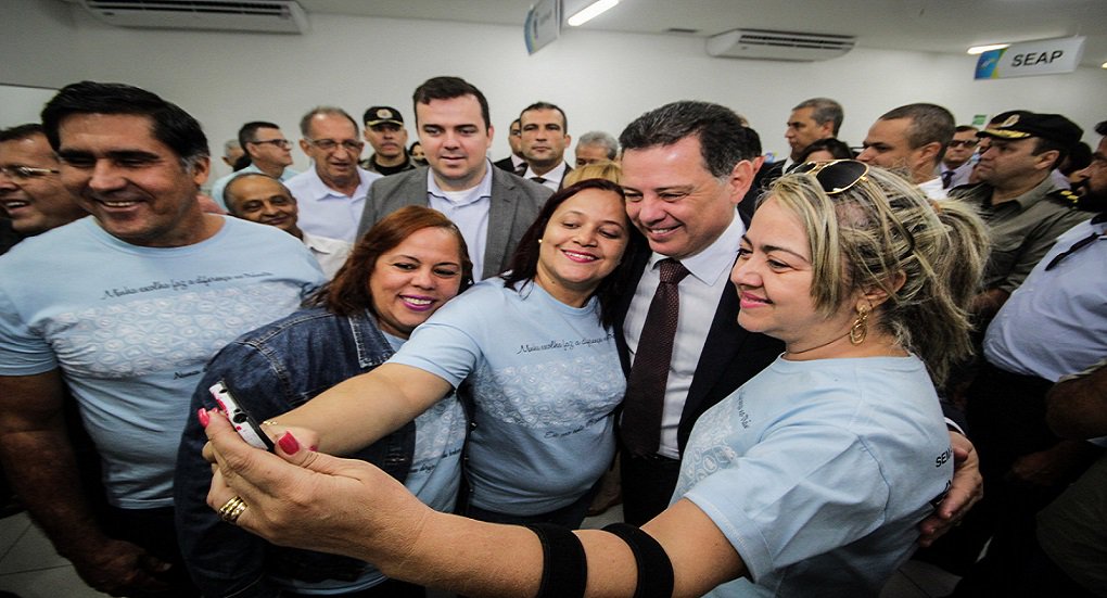 Por determinação do governador Marconi Perillo, o secretário de Governo, Tayrone Di Martino, e o superintendente da Juventude, Leonardo Felipe, anunciaram na manhã desta quarta-feira, 4, a publicação do edital do Programa Goiás Sem Fronteiras (PGSF) já no primeiro minuto da quinta-feira; o projeto, de caráter social, visa proporcionar educação, capacitação científica, tecnológica, profissional e de inovação, por meio da concessão de bolsas de estudo, imersão, vivência e intercâmbio internacional para os estudantes de Goiás (Foto: José Barbacena) Por determinação do governador Marconi Perillo, o secretário de Governo, Tayrone Di Martino, e o superintendente da Juventude, Leonardo Felipe, anunciaram na manhã desta quarta-feira, 4, a publicação do edital do Programa Goiás Sem Fronteiras (PGSF) já no primeiro minuto da quinta-feira; o projeto, de caráter social, visa proporcionar educação, capacitação científica, tecnológica, profissional e de inovação, por meio da concessão de bolsas de estudo, imersão, vivência e intercâmbio internacional para os estudantes de Goiás