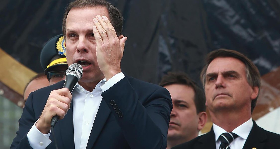 "Os bem pensantes progressistas e de esquerda pregam que é preciso reduzir o ódio e aumentar o diálogo, promover debates de alto nível. Sim, tudo isto é necessário, mas onde é possível e com quem é possível. Com Dória e Bolsonaro não é possível. Usar boas maneiras, oferecer a outra face, significa se deixar passar por cima por essas ondas protofascistas que estão vindo com força. Subestimá-las, representa um erro fatal. Convém lembrar que quase todos os líderes totalitários e fascistas foram subestimados no início de suas carreiras", diz o professor Aldo Fornazieri (Foto: Leonardo Attuch) "Os bem pensantes progressistas e de esquerda pregam que é preciso reduzir o ódio e aumentar o diálogo, promover debates de alto nível. Sim, tudo isto é necessário, mas onde é possível e com quem é possível. Com Dória e Bolsonaro não é possível. Usar boas maneiras, oferecer a outra face, significa se deixar passar por cima por essas ondas protofascistas que estão vindo com força. Subestimá-las, representa um erro fatal. Convém lembrar que quase todos os líderes totalitários e fascistas foram subestimados no início de suas carreiras", diz o professor Aldo Fornazieri