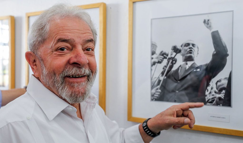 Além da pesquisa Ibope, que mostrou a liderança absoluta do ex-presidente Lula em todos os cenários, o instituto Ipsos também registrou uma boa fotografia para ele: Lula é hoje o presidenciável com a maior taxa de aprovação; enquanto ele tem 41% de avaliação positiva, seus adversários seguem distantes; Marina Silva tem 36%, Jair Bolsonaro ostenta 24%, enquanto os tucanos Geraldo Alckmin e João Doria têm 22% e 21% respectivamente; Ciro Gomes, do PDT, também aparece com 21%; ou seja: o massacre midiático promovido pela Globo e a perseguição judicial não alcançaram os objetivos pretendidos; neste domingo, Lula visitou o museu dedicado a Juscelino Kubitschek, que também foi alvo de perseguição semelhante em sua época (Foto: Leonardo Attuch) Além da pesquisa Ibope, que mostrou a liderança absoluta do ex-presidente Lula em todos os cenários, o instituto Ipsos também registrou uma boa fotografia para ele: Lula é hoje o presidenciável com a maior taxa de aprovação; enquanto ele tem 41% de avaliação positiva, seus adversários seguem distantes; Marina Silva tem 36%, Jair Bolsonaro ostenta 24%, enquanto os tucanos Geraldo Alckmin e João Doria têm 22% e 21% respectivamente; Ciro Gomes, do PDT, também aparece com 21%; ou seja: o massacre midiático promovido pela Globo e a perseguição judicial não alcançaram os objetivos pretendidos; neste domingo, Lula visitou o museu dedicado a Juscelino Kubitschek, que também foi alvo de perseguição semelhante em sua época