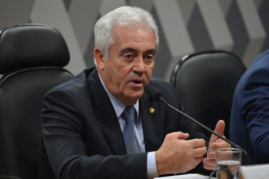 Sem citar nomes, o senador Otto Alencar (PSD-BA) alfinetou o prefeito de Salvador, ACM Neto (DEM), ao falar que quem "faz mal para a Bahia não tem seus cabelos brancos", mas "cabelos pretos e ideias curtas"; "Quem faz mal a Bahia não tem meus cabelos brancos. Tem cabelos pretos e ideias curtas. Esses nós derrotamos agora e vamos derrotar em 2018", disse o parlamentar, durante a cerimônia de assinatura do contrato para a duplicação da BR- 415, que liga os municípios de Ilhéus e Itabuna (Foto: Leonardo Lucena) Sem citar nomes, o senador Otto Alencar (PSD-BA) alfinetou o prefeito de Salvador, ACM Neto (DEM), ao falar que quem "faz mal para a Bahia não tem seus cabelos brancos", mas "cabelos pretos e ideias curtas"; "Quem faz mal a Bahia não tem meus cabelos brancos. Tem cabelos pretos e ideias curtas. Esses nós derrotamos agora e vamos derrotar em 2018", disse o parlamentar, durante a cerimônia de assinatura do contrato para a duplicação da BR- 415, que liga os municípios de Ilhéus e Itabuna