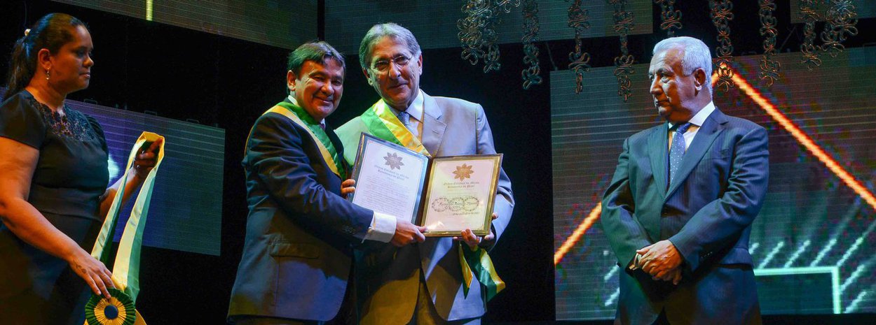 O governador de Minas Gerais, Fernando Pimentel, foi homenageado com a Medalha do Mérito Renascença no Piauí, nesta quinta-feira (19); a mais alta comenda piauiense é reconhecimento a pessoas e entidades que ajudaram no desenvolvimento do Estado; o governador do Estado, Wellington Dias, destacou o trabalho de Pimentel na construção da democracia brasileira (Foto: Charles Nisz) O governador de Minas Gerais, Fernando Pimentel, foi homenageado com a Medalha do Mérito Renascença no Piauí, nesta quinta-feira (19); a mais alta comenda piauiense é reconhecimento a pessoas e entidades que ajudaram no desenvolvimento do Estado; o governador do Estado, Wellington Dias, destacou o trabalho de Pimentel na construção da democracia brasileira