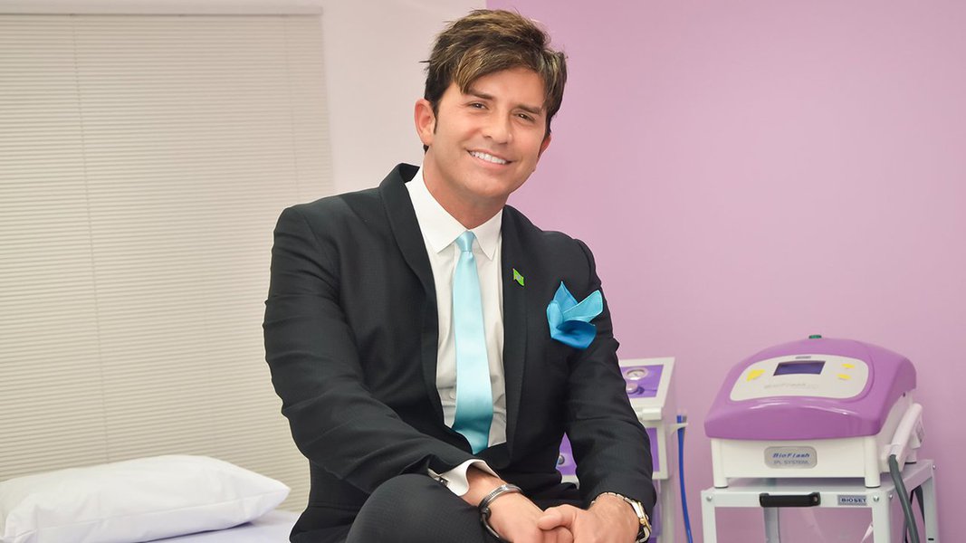"Cirurgião plástico das estrelas", o Dr. Robert Rey, está em pré-campanha à Presidência nas redes sociais; ele é a mais nova aposta na volta do Prona (Partido de Reedificação da Ordem Nacional), o extinto partido do lendário Enéas Carneiro; Rey foi candidato a deputado federal pelo PSC (Partido Social Cristão) em 2014, mas, não foi eleito –obteve 21.371 votos. Ele atribui a derrota ao sistema eleitoral e à corrupção; "Me pediram um 'cachezinho' depois da votação, para manipular a urna. Achei absurdo", revela (Foto: Giuliana Miranda) "Cirurgião plástico das estrelas", o Dr. Robert Rey, está em pré-campanha à Presidência nas redes sociais; ele é a mais nova aposta na volta do Prona (Partido de Reedificação da Ordem Nacional), o extinto partido do lendário Enéas Carneiro; Rey foi candidato a deputado federal pelo PSC (Partido Social Cristão) em 2014, mas, não foi eleito –obteve 21.371 votos. Ele atribui a derrota ao sistema eleitoral e à corrupção; "Me pediram um 'cachezinho' depois da votação, para manipular a urna. Achei absurdo", revela