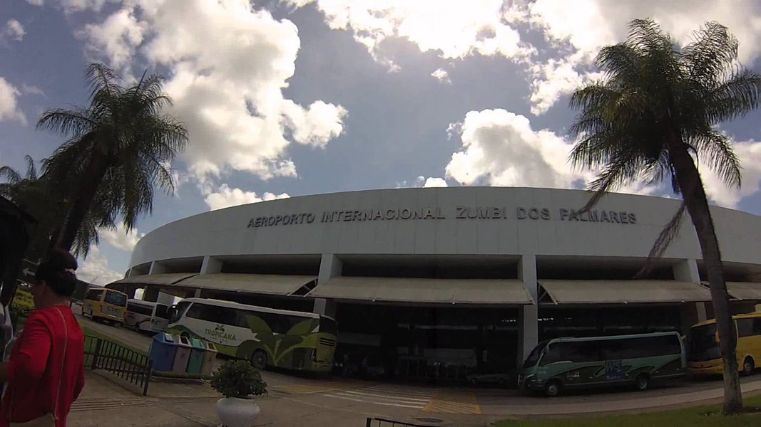 Os ministros Eliseu Padilha e Moreira Franco, denunciados por corrupção pelo Ministério Público, dentro da Operação Lava Jato, foram indicados pelo Presidente Michel Temer para coordenarem o pacote de privatizações de aeroportos do País, avaliado em R$ 90 bilhões; blocos foram distribuídos por região e um deles terá aeroportos do Nordeste, como o de Maceió, voltado basicamente para o turismo; governo Temer ainda discute o que fazer com os funcionários dos aeroportos (Foto: Voney Malta) Os ministros Eliseu Padilha e Moreira Franco, denunciados por corrupção pelo Ministério Público, dentro da Operação Lava Jato, foram indicados pelo Presidente Michel Temer para coordenarem o pacote de privatizações de aeroportos do País, avaliado em R$ 90 bilhões; blocos foram distribuídos por região e um deles terá aeroportos do Nordeste, como o de Maceió, voltado basicamente para o turismo; governo Temer ainda discute o que fazer com os funcionários dos aeroportos