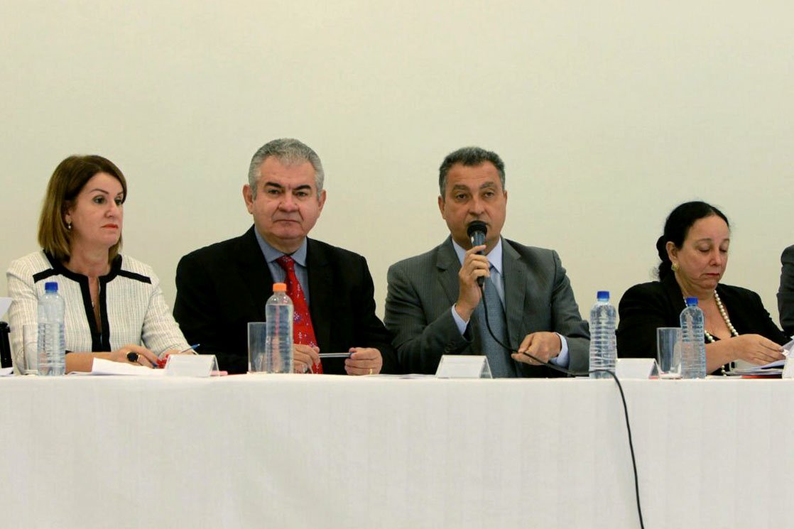 A integração entre órgãos e poderes da área de segurança na Bahia foi mais uma vez defendida e destacada pelo governador Rui Costa, nesta segunda-feira, na reunião itinerante do Comitê Executivo do Programa Pacto pela Vida, em Lauro de Freitas; "Já colocamos em Salvador, e vamos ampliar a fibra ótica para todas as instalações e prédios públicos do estado. Isso pode ser ampliado, para não haver quebra de link, interrupção de sinal. Queremos também ampliar o videomonitoramento municipal de forma integrada às câmeras estaduais", disse Rui (Foto: Romulo Faro) A integração entre órgãos e poderes da área de segurança na Bahia foi mais uma vez defendida e destacada pelo governador Rui Costa, nesta segunda-feira, na reunião itinerante do Comitê Executivo do Programa Pacto pela Vida, em Lauro de Freitas; "Já colocamos em Salvador, e vamos ampliar a fibra ótica para todas as instalações e prédios públicos do estado. Isso pode ser ampliado, para não haver quebra de link, interrupção de sinal. Queremos também ampliar o videomonitoramento municipal de forma integrada às câmeras estaduais", disse Rui