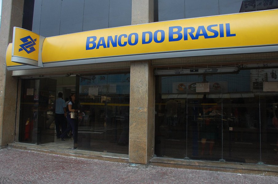 O Ministério Público do Estado do Ceará, através do Programa Estadual de Proteção e Defesa do Consumidor (DECON), notificou o Banco do Brasil pelas medidas decorrentes do plano de reestruturação da instituição bancária, que prevê o fechamento de 402 agências, 31 superintendências e a transformação de 379 agências em postos de atendimento em todo país. Dentre elas, sete das agências serem fechadas situam-se em Fortaleza e entre as que serão transformadas, uma se localiza em Novo Oriente e duas na capital do Ceará. O Decom considerou a medida como prática abusiva e aplicou multa no valor R$ 78.884,80. O Banco do Brasil recorreu à Junta Recursal do Programa Estadual de Proteção e Defesa do Consumidor (Jurdecon) e o recurso está em análise (Foto: Fatima 247) O Ministério Público do Estado do Ceará, através do Programa Estadual de Proteção e Defesa do Consumidor (DECON), notificou o Banco do Brasil pelas medidas decorrentes do plano de reestruturação da instituição bancária, que prevê o fechamento de 402 agências, 31 superintendências e a transformação de 379 agências em postos de atendimento em todo país. Dentre elas, sete das agências serem fechadas situam-se em Fortaleza e entre as que serão transformadas, uma se localiza em Novo Oriente e duas na capital do Ceará. O Decom considerou a medida como prática abusiva e aplicou multa no valor R$ 78.884,80. O Banco do Brasil recorreu à Junta Recursal do Programa Estadual de Proteção e Defesa do Consumidor (Jurdecon) e o recurso está em análise