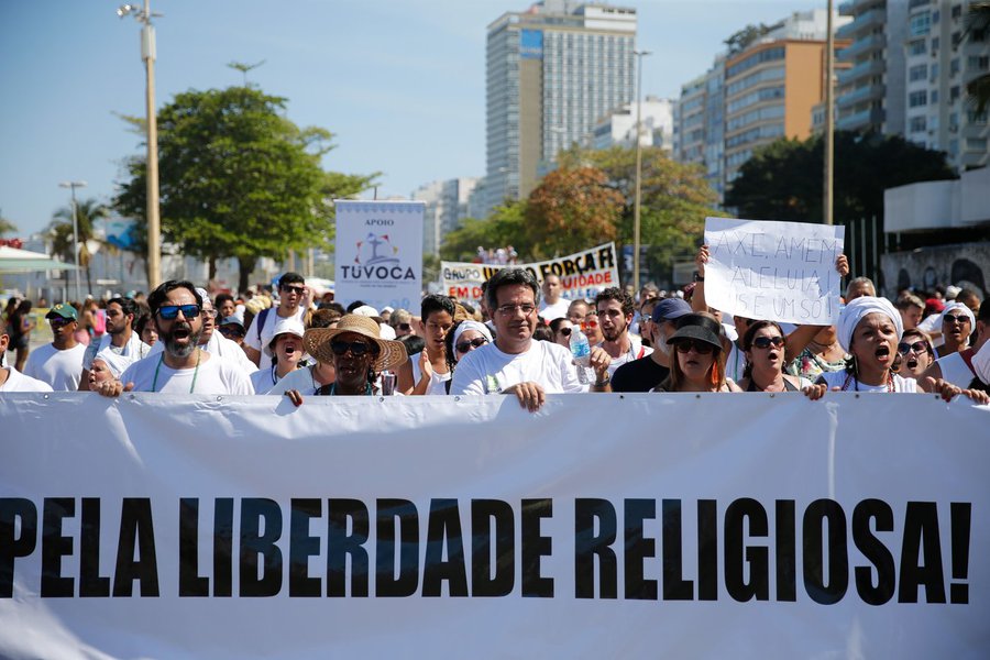 Milhares de pessoas participaram neste domingo de um ato contra a intolerância religiosa, na Praia de Copacabana, na zona sul da cidade no Rio de Janeiro; promovido pelas ONGs Comissão de Combate à Intolerância Religiosa (CCIR) e Centro de Articulação de Populações Marginalizadas (Ceap), o ato reuniu principalmente fiéis de religiões de matriz afro-brasileira, mas também representantes de igrejas cristãs, da comunidade judaica e de outras religiões (Baha'i, wicca, kardecista, budista e Hare Krishna) (Foto: Romulo Faro) Milhares de pessoas participaram neste domingo de um ato contra a intolerância religiosa, na Praia de Copacabana, na zona sul da cidade no Rio de Janeiro; promovido pelas ONGs Comissão de Combate à Intolerância Religiosa (CCIR) e Centro de Articulação de Populações Marginalizadas (Ceap), o ato reuniu principalmente fiéis de religiões de matriz afro-brasileira, mas também representantes de igrejas cristãs, da comunidade judaica e de outras religiões (Baha'i, wicca, kardecista, budista e Hare Krishna)