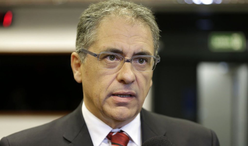 A denúncia contra Michel Temer e seu ministros por organização criminosa e obstrução de Justiça deve ser votada na Câmara nesta quinta-feira (25); tensão entre integrantes da base aliada só piora no Congresso e oposicionistas demonstram confiança de que, diante disso, pode haver virada de jogo – embora improvável; "Nossa avaliação é de que tem havido uma mudança, lenta mas firme, na forma de posicionamento dos deputados da base aliada, que cada vez mais apresenta falta de coesão e não consegue reverter a impopularidade do presidente perante à população, muito pelo contrário", afirmou líder do PT na Câmara, Carlos Zarattini (SP) (Foto: Aquiles Lins) A denúncia contra Michel Temer e seu ministros por organização criminosa e obstrução de Justiça deve ser votada na Câmara nesta quinta-feira (25); tensão entre integrantes da base aliada só piora no Congresso e oposicionistas demonstram confiança de que, diante disso, pode haver virada de jogo – embora improvável; "Nossa avaliação é de que tem havido uma mudança, lenta mas firme, na forma de posicionamento dos deputados da base aliada, que cada vez mais apresenta falta de coesão e não consegue reverter a impopularidade do presidente perante à população, muito pelo contrário", afirmou líder do PT na Câmara, Carlos Zarattini (SP)
