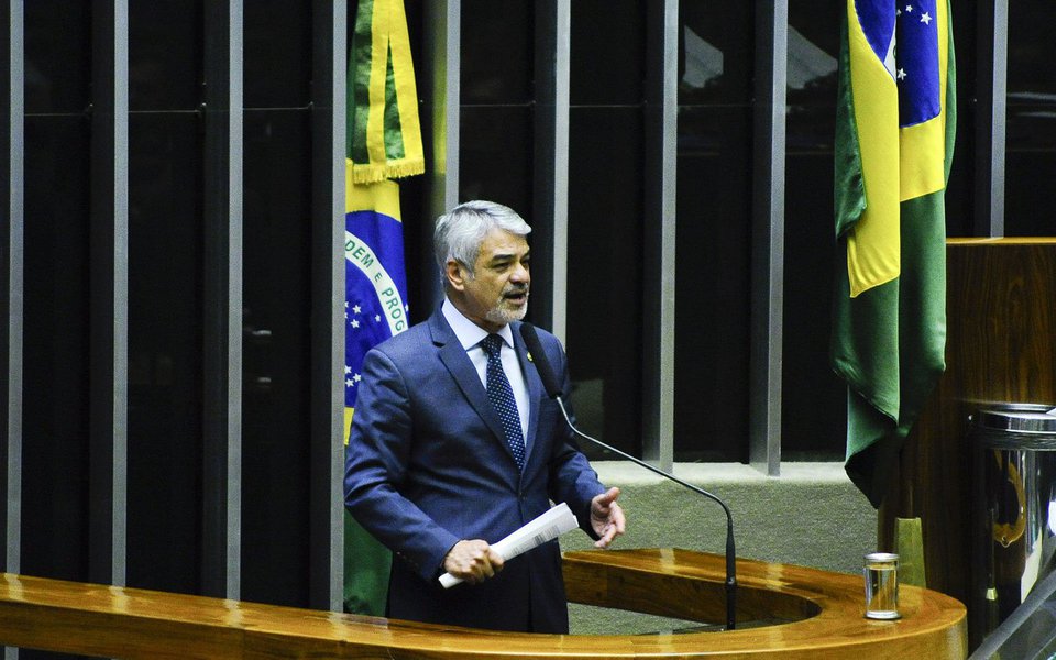 Para o líder da oposição no Senado, Humberto Costa (PT-PE), o déficit das conta do governo Michel Temer, que entre janeiro e julho chegou a R$ 76,27 bilhões e que deverá fechar o exercício com um rombo de R$ 159 bilhões, comprova o fracasso da politica econômica do governo Michel Temer; "A única conta que tem de fechar para ele é a da sua salvação. Aos olhos de quem quiser ver, Temer transforma o Congresso num balcão de negócios, gasta o que pode e o que não pode", disse o parlamentar; "É um modelo que estagnou o Brasil e faz ajuste nas costas dos mais pobres, mantendo o privilégio dos mais ricos", completou (Foto: Paulo Emílio) Para o líder da oposição no Senado, Humberto Costa (PT-PE), o déficit das conta do governo Michel Temer, que entre janeiro e julho chegou a R$ 76,27 bilhões e que deverá fechar o exercício com um rombo de R$ 159 bilhões, comprova o fracasso da politica econômica do governo Michel Temer; "A única conta que tem de fechar para ele é a da sua salvação. Aos olhos de quem quiser ver, Temer transforma o Congresso num balcão de negócios, gasta o que pode e o que não pode", disse o parlamentar; "É um modelo que estagnou o Brasil e faz ajuste nas costas dos mais pobres, mantendo o privilégio dos mais ricos", completou