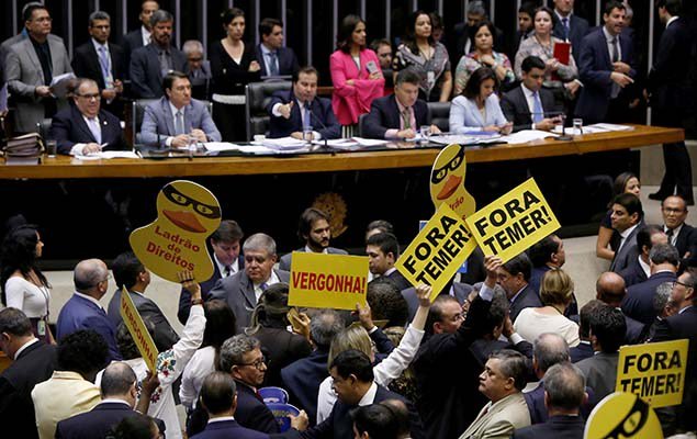 Cada um que acordou tranquilo depois de ver mais da metade de um parlamento reunido barrar a segunda denúncia por corrupção contra o presidente da república, conhece a perda de bom senso (Foto: Luciana Oliveira) Cada um que acordou tranquilo depois de ver mais da metade de um parlamento reunido barrar a segunda denúncia por corrupção contra o presidente da república, conhece a perda de bom senso