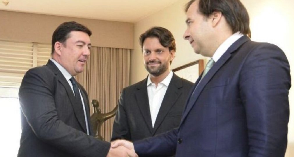 O presidente da Assembleia Legislativa, José Vitti (PSDB) firmou na manhã desta quinta-feira (28), em Brasília, acordo de cooperação técnica com o presidente da Câmara dos Deputados, Rodrigo Maia (DEM), para transmitir programação digital da Rede Legislativa de TV Digital em Goiás, por meio da TV aberta, que já opera em nível estadual no canal 61.2 (Foto: José Barbacena) O presidente da Assembleia Legislativa, José Vitti (PSDB) firmou na manhã desta quinta-feira (28), em Brasília, acordo de cooperação técnica com o presidente da Câmara dos Deputados, Rodrigo Maia (DEM), para transmitir programação digital da Rede Legislativa de TV Digital em Goiás, por meio da TV aberta, que já opera em nível estadual no canal 61.2