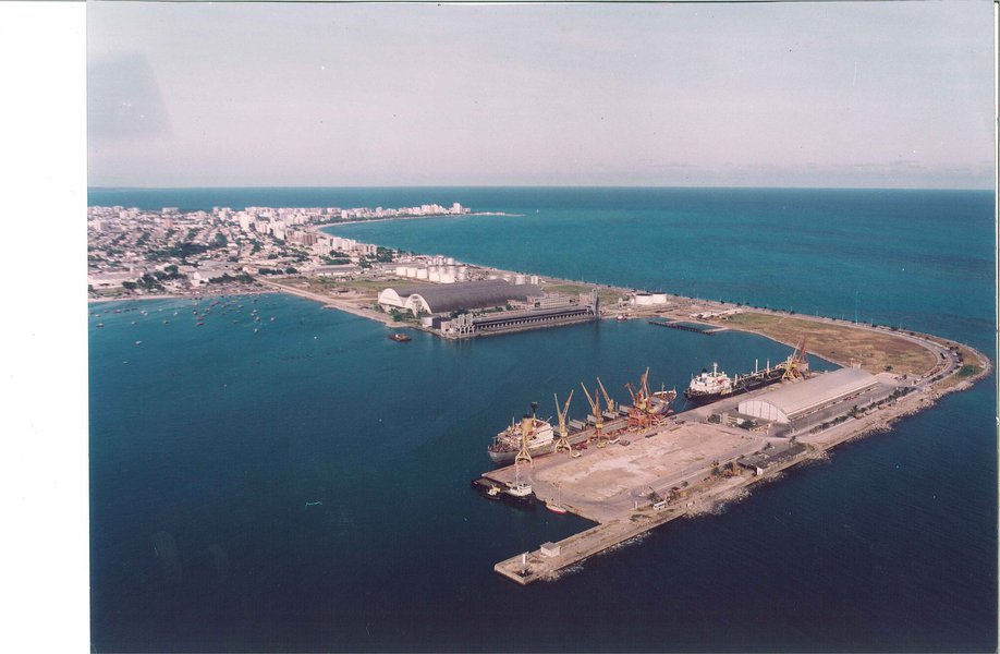 O contrato de dragagem do Porto de Maceió junto à empresa belga Jan de Nul, vencedora da licitação, será assinado, nesta quarta-feira (11), pelo ministério dos Transportes, Portos e Aviação; com valor de R$ 30,8 milhões, a dragagem de aprofundamento do Porto inclui o canal de acesso, a bacia de evolução e os berços; o prazo para execução de vigência do contrato com a empresa belga é de 13 meses, a partir da assinatura do contrato, sendo nove para a execução do serviço de dragagem (Foto: Voney Malta) O contrato de dragagem do Porto de Maceió junto à empresa belga Jan de Nul, vencedora da licitação, será assinado, nesta quarta-feira (11), pelo ministério dos Transportes, Portos e Aviação; com valor de R$ 30,8 milhões, a dragagem de aprofundamento do Porto inclui o canal de acesso, a bacia de evolução e os berços; o prazo para execução de vigência do contrato com a empresa belga é de 13 meses, a partir da assinatura do contrato, sendo nove para a execução do serviço de dragagem