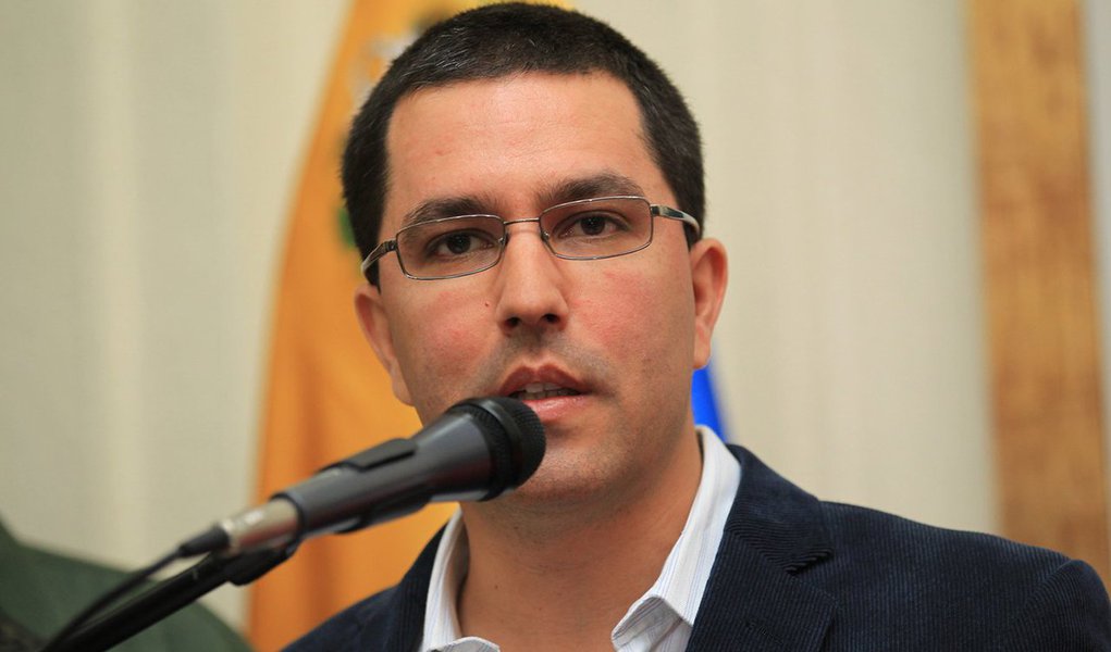 O chanceler da Venezuela, Jorge Arreaza, desqualificou nesta segunda-feira 21 a legitimidade democrática de Michel Temer e e do presidente paraguaio, Horacio Cartes, depois que ambos reafirmaram que não reconhecem a Assembleia Nacional Constituinte instaurada na Venezuela; "Senhores Cartes e Temer: governos impopulares, produtos de golpes de Estado, rejeitados pelos seus povos, carecem de moral para falar de democracia", postou no Twitter (Foto: Gisele Federicce) O chanceler da Venezuela, Jorge Arreaza, desqualificou nesta segunda-feira 21 a legitimidade democrática de Michel Temer e e do presidente paraguaio, Horacio Cartes, depois que ambos reafirmaram que não reconhecem a Assembleia Nacional Constituinte instaurada na Venezuela; "Senhores Cartes e Temer: governos impopulares, produtos de golpes de Estado, rejeitados pelos seus povos, carecem de moral para falar de democracia", postou no Twitter