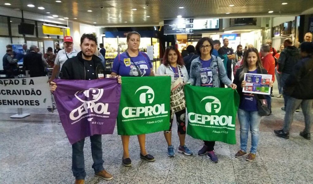 “A Consolidação das Leis do Trabalho (CLT) nunca emperrou o crescimento e, por isso, mentem os que defendem a terceirização irrestrita e as reformas trabalhista e da Previdência para gerar empregos e fazer o Brasil voltar a crescer”, afirmou o presidente da Central Única dos Trabalhadores (CUT-RS), Claudir Nespolo, durante novo protesto no Aeroporto Internacional Salgado Filho, em Porto Alegre; “Queremos emprego decente e não podemos retroceder e voltar aos tempos da escravidão em pleno século 21”, disse Claudir (Foto: Leonardo Lucena) “A Consolidação das Leis do Trabalho (CLT) nunca emperrou o crescimento e, por isso, mentem os que defendem a terceirização irrestrita e as reformas trabalhista e da Previdência para gerar empregos e fazer o Brasil voltar a crescer”, afirmou o presidente da Central Única dos Trabalhadores (CUT-RS), Claudir Nespolo, durante novo protesto no Aeroporto Internacional Salgado Filho, em Porto Alegre; “Queremos emprego decente e não podemos retroceder e voltar aos tempos da escravidão em pleno século 21”, disse Claudir