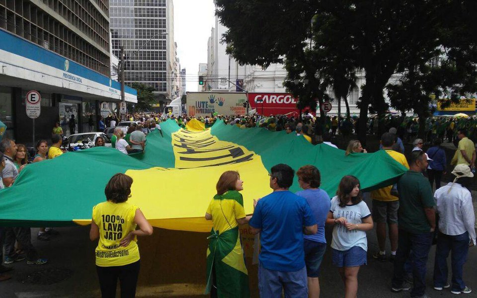 O Movimento Brasil Livre (MBL) e Vem Pra Rua, que se notabilizaram na queda de Dilma Rousseff, não conseguiram quórum suficiente para protestar no próximo dia 3 de maio, em Curitiba, durante o depoimento do ex-presidente Lula ao juiz federal Sérgio Moro; nas redes sociais, ambos os movimentos disseminam áudios ofegantes atribuindo o recuo às “orientações” do Exército e da PF; nas últimas mobilizações, no entanto, no dia 26 de março, em várias capitais do País, os protestos foram um fracasso, com público muito aquém do esperado (Foto: Leonardo Lucena) O Movimento Brasil Livre (MBL) e Vem Pra Rua, que se notabilizaram na queda de Dilma Rousseff, não conseguiram quórum suficiente para protestar no próximo dia 3 de maio, em Curitiba, durante o depoimento do ex-presidente Lula ao juiz federal Sérgio Moro; nas redes sociais, ambos os movimentos disseminam áudios ofegantes atribuindo o recuo às “orientações” do Exército e da PF; nas últimas mobilizações, no entanto, no dia 26 de março, em várias capitais do País, os protestos foram um fracasso, com público muito aquém do esperado