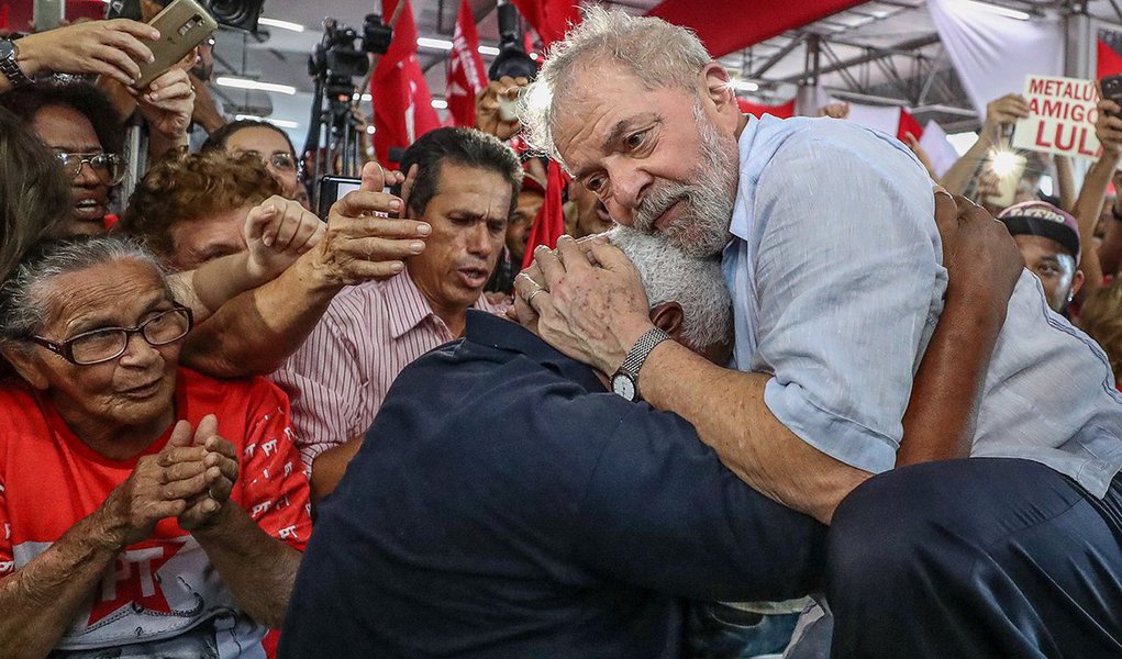 "À medida que cresce a força de Lula no seio do eleitorado brasileiro cresce, também, a perseguição movida contra ele pela Operação Lava-Jato e pela mídia golpista", diz o jornalista Ribamar Fonseca, colunista do 247, sobre a caçada judicial ao ex-presidente Lula; Ribamar diz que o povo, que apontou Lula como o melhor presidente deste país nos últimos tempos, já reconheceu que ele é vítima de perseguição e, portanto, nada mais do que fizerem ou disserem contra ele terá crédito; "Os adversários do ex-presidente operário já apostam na sua prisão, indispensável para torná-lo inelegível em 2018. Vale a pena, porém, lembrar a advertência do maior líder popular deste país: 'Experimentem impedir a minha candidatura! Vamos ver o que acontece'" (Foto: Ribamar Fonseca) "À medida que cresce a força de Lula no seio do eleitorado brasileiro cresce, também, a perseguição movida contra ele pela Operação Lava-Jato e pela mídia golpista", diz o jornalista Ribamar Fonseca, colunista do 247, sobre a caçada judicial ao ex-presidente Lula; Ribamar diz que o povo, que apontou Lula como o melhor presidente deste país nos últimos tempos, já reconheceu que ele é vítima de perseguição e, portanto, nada mais do que fizerem ou disserem contra ele terá crédito; "Os adversários do ex-presidente operário já apostam na sua prisão, indispensável para torná-lo inelegível em 2018. Vale a pena, porém, lembrar a advertência do maior líder popular deste país: 'Experimentem impedir a minha candidatura! Vamos ver o que acontece'"