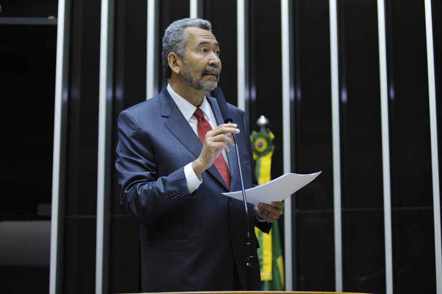 O presidente da Comissão de Direitos Humanos da Câmara, deputado Paulão (PT-A), defendeu a iniciativa de organizações da sociedade civil de denunciar, à Organização dos Estados Americanos (OEA), violações aos direitos dos povos indígenas do Brasil que têm sido patrocinadas pelo governo Michel Temer; entidades vão entregar, em Buenos Aires, durante uma audiência com o secretário-executivo da Comissão Interamericana de Direitos Humanos (CIDH), Paulo Abrão, documento em que são enumeradas as diferentes violações (Foto: Voney Malta) O presidente da Comissão de Direitos Humanos da Câmara, deputado Paulão (PT-A), defendeu a iniciativa de organizações da sociedade civil de denunciar, à Organização dos Estados Americanos (OEA), violações aos direitos dos povos indígenas do Brasil que têm sido patrocinadas pelo governo Michel Temer; entidades vão entregar, em Buenos Aires, durante uma audiência com o secretário-executivo da Comissão Interamericana de Direitos Humanos (CIDH), Paulo Abrão, documento em que são enumeradas as diferentes violações