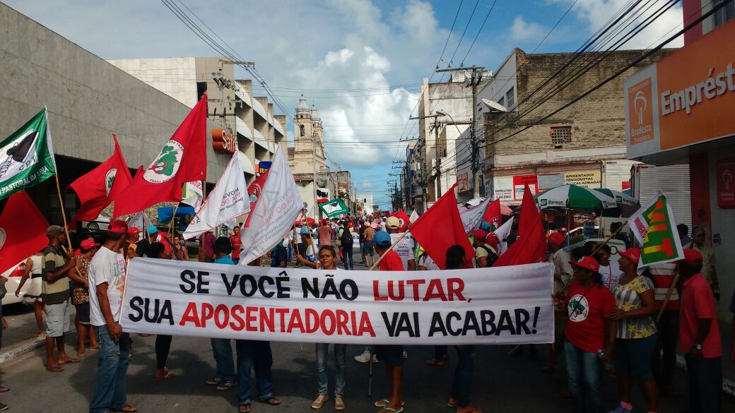 O Movimento dos Trabalhadores Rurais Sem Terra (MST) ocupou nesta segunda-feira 17 grandes terras, órgãos públicos, além de ter realizado bloqueios e marchas em ato pela Jornada Nacional de Lutas pela reforma agrária; as ações ocorreram em 14 estados e no Distrito Federal neste primeiro dia de mobilização, quando se completam 21 anos do internacionalmente conhecido Massacre de Eldorado dos Carajás (Foto: Gisele Federicce) O Movimento dos Trabalhadores Rurais Sem Terra (MST) ocupou nesta segunda-feira 17 grandes terras, órgãos públicos, além de ter realizado bloqueios e marchas em ato pela Jornada Nacional de Lutas pela reforma agrária; as ações ocorreram em 14 estados e no Distrito Federal neste primeiro dia de mobilização, quando se completam 21 anos do internacionalmente conhecido Massacre de Eldorado dos Carajás