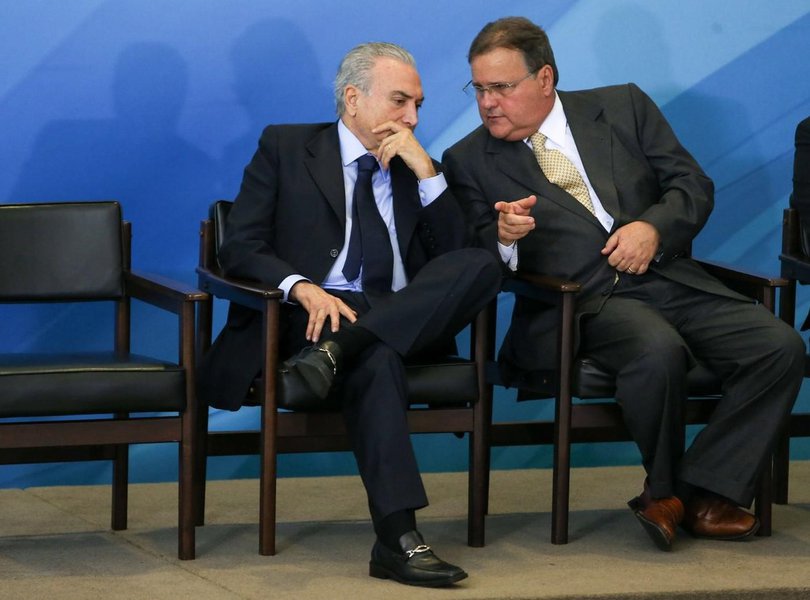 Provavelmente um dos próximos a ser investigados pela Polícia Federal, o ex-ministro Geddel Vieira Lima tem deixado Michel Temer de cabelo em pé; o Planalto tem que ele não aguente a pressão a ser exercida pela Procuradoria Geral da República e fale demais; interlocutores de Temer dizem que ele tem sido 'atacado' com o objetivo de 'desestabilizar o governo'. nesta semana Geddel foi intimado a depor como testemunha no inquérito ligado a Temer'; Geddel é investigado por recebimento de "vantagens não contabilizadas" da Odebrecht nas campanhas eleitorais de 2006 e 2014 (Foto: Romulo Faro) Provavelmente um dos próximos a ser investigados pela Polícia Federal, o ex-ministro Geddel Vieira Lima tem deixado Michel Temer de cabelo em pé; o Planalto tem que ele não aguente a pressão a ser exercida pela Procuradoria Geral da República e fale demais; interlocutores de Temer dizem que ele tem sido 'atacado' com o objetivo de 'desestabilizar o governo'. nesta semana Geddel foi intimado a depor como testemunha no inquérito ligado a Temer'; Geddel é investigado por recebimento de "vantagens não contabilizadas" da Odebrecht nas campanhas eleitorais de 2006 e 2014