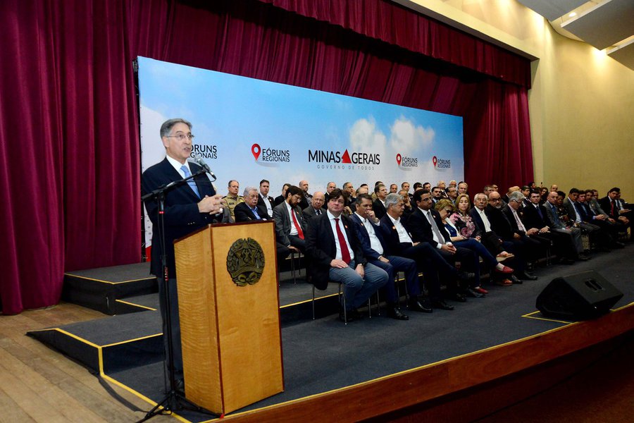 O governador de Minas, Fernando Pimentel, afirmou que a população e os deputados devem apoiar o encontro de contas referentes às perdas de arrecadação do ICMS ocorrida em consequência da Lei Kandir, que isenta de impostos estaduais as exportações; o governo mineiro teria a receber cerca de R$ 135 bilhões da União; em contrapartida, a dívida de Minas com o governo federal seria de R$ 88 bilhões, de acordo com o executivo; "Alguém dirá: 'A União não aguenta'. Mas por que não? Não estamos propondo saquear os cofres da União. Estamos propondo uma negociação"; segundo ele, "o que não pode é o povo dos estados ser sacrificado pelo pagamento de um ressarcimento que é devido pela União" (Foto: Leonardo Lucena) O governador de Minas, Fernando Pimentel, afirmou que a população e os deputados devem apoiar o encontro de contas referentes às perdas de arrecadação do ICMS ocorrida em consequência da Lei Kandir, que isenta de impostos estaduais as exportações; o governo mineiro teria a receber cerca de R$ 135 bilhões da União; em contrapartida, a dívida de Minas com o governo federal seria de R$ 88 bilhões, de acordo com o executivo; "Alguém dirá: 'A União não aguenta'. Mas por que não? Não estamos propondo saquear os cofres da União. Estamos propondo uma negociação"; segundo ele, "o que não pode é o povo dos estados ser sacrificado pelo pagamento de um ressarcimento que é devido pela União"