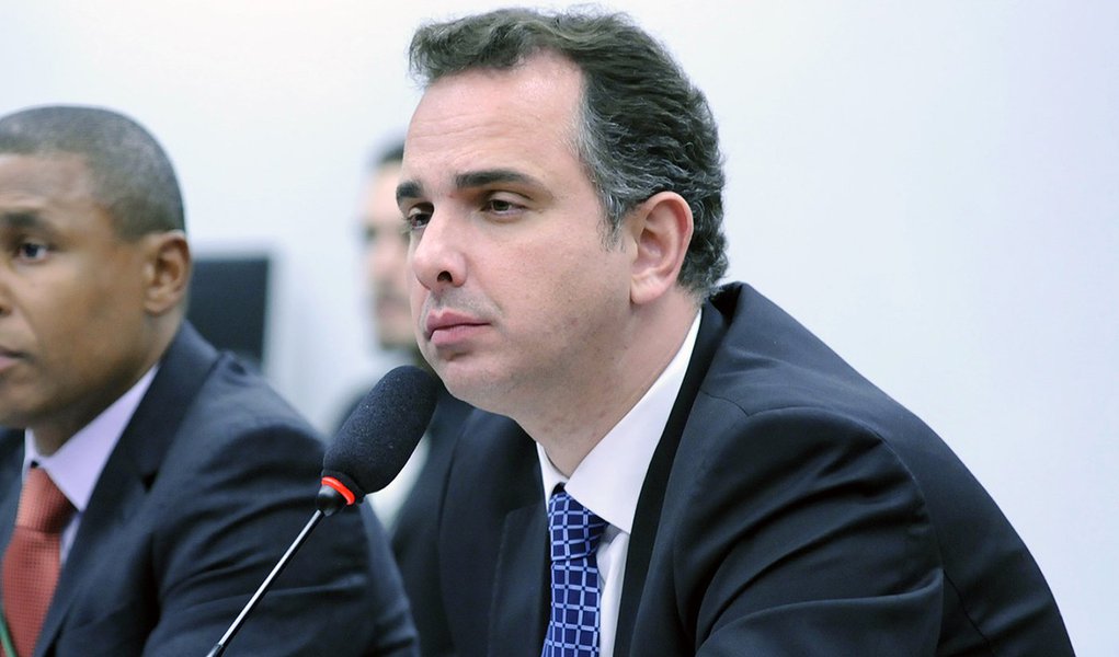 Deputado Rodrigo Pacheco (PMDB-MG) disse não descartar o fatiamento da peça acusatória contra Michel Temer e seus ministros Eliseu Padilha e Moreira Franco; "Logo que pacificarmos essas questões aí sim é hora de personificar essa questão e escolher o relator", disse Pacheco a jornalistas; "Pode eventualmente ser amanhã, mas não necessariamente... temos que primeiro definir o procedimento, para depois escolher o nome do relator" (Foto: Aquiles Lins) Deputado Rodrigo Pacheco (PMDB-MG) disse não descartar o fatiamento da peça acusatória contra Michel Temer e seus ministros Eliseu Padilha e Moreira Franco; "Logo que pacificarmos essas questões aí sim é hora de personificar essa questão e escolher o relator", disse Pacheco a jornalistas; "Pode eventualmente ser amanhã, mas não necessariamente... temos que primeiro definir o procedimento, para depois escolher o nome do relator"