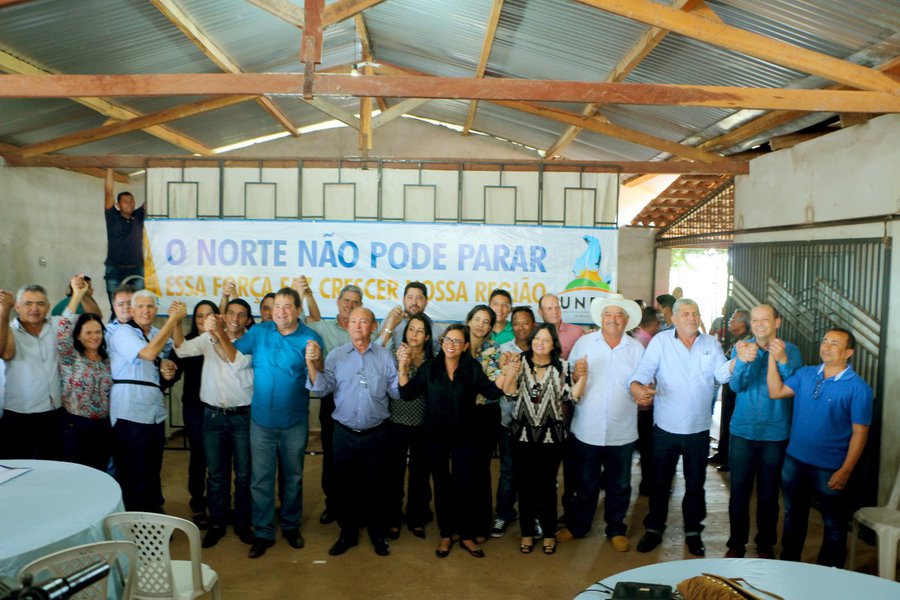 A União Intermunicipal de Desenvolvimento do Bico do Papagaio (Unbip) reuniu, em Augustinópolis, pelo menos 23 prefeitos da região do Bico do Papagaio e do médio norte do estado para um encontro que lançou a pré-candidatura do deputado federal César Halum (PRB) ao Senado nas eleições do próximo ano.
No evento denominado “O Norte não pode parar”, os prefeitos destacaram a necessidade da região voltar a ter um representante legítimo no Senado e afirmaram que Halum é atualmente o líder que reúne as características necessárias para o cargo, por ser de Araguaína e pela sua atuação municipalista, especialmente no Bico do Papagaio. (Foto: Leonardo Lucena) A União Intermunicipal de Desenvolvimento do Bico do Papagaio (Unbip) reuniu, em Augustinópolis, pelo menos 23 prefeitos da região do Bico do Papagaio e do médio norte do estado para um encontro que lançou a pré-candidatura do deputado federal César Halum (PRB) ao Senado nas eleições do próximo ano.
No evento denominado “O Norte não pode parar”, os prefeitos destacaram a necessidade da região voltar a ter um representante legítimo no Senado e afirmaram que Halum é atualmente o líder que reúne as características necessárias para o cargo, por ser de Araguaína e pela sua atuação municipalista, especialmente no Bico do Papagaio.