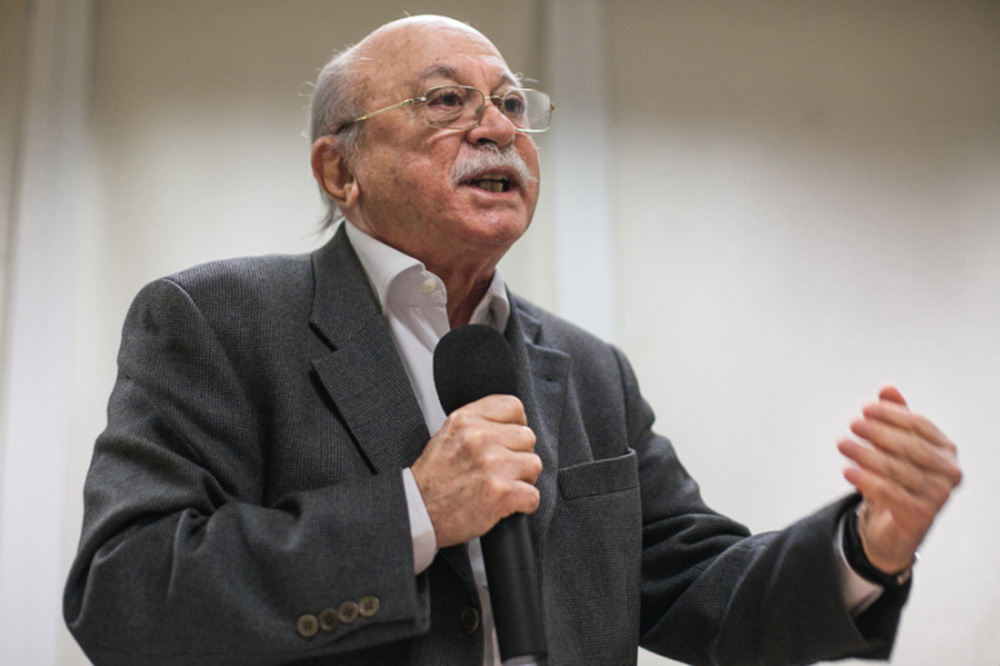 24/07/2015 - PORTO ALEGRE, RS, BRASIL - Lançamento do livro do Roberto Amaral no sindibancários. Foto: Guilherme Santos/Sul21 (Foto: Aquiles Lins) 24/07/2015 - PORTO ALEGRE, RS, BRASIL - Lançamento do livro do Roberto Amaral no sindibancários. Foto: Guilherme Santos/Sul21