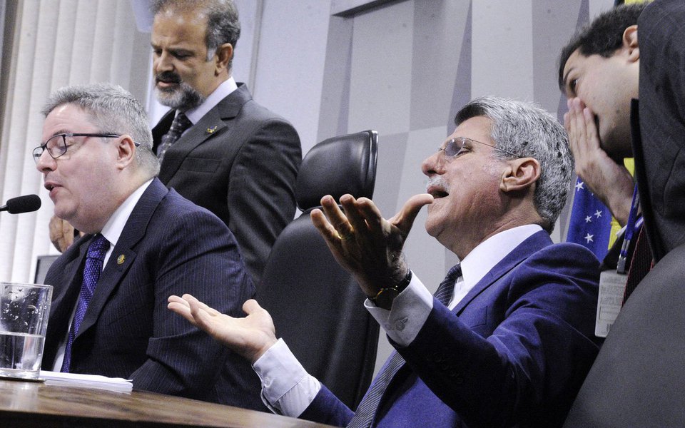 Um dia depois que a proposta de reforma trabalhista foi rejeitada na Comissão de Assuntos Sociais do Senado, o senador Romero Jucá (PMDB) leu nesta quarta-feira, 21, seu relatório favorável à constitucionalidade da proposta na Comissão de Constituição e Justiça; após um longo debate com senadores de oposição, Jucá foi derrotado na intenção de ler os votos em separado ainda hoje para acelerar a votação da matéria na CCJ na próxima quarta-feira (28); pelo acordo firmado com a oposição, a reunião de hoje foi dedicada apenas à leitura do relatório de Jucá que foi seguida de um pedido de vista coletivo (Foto: Aquiles Lins) Um dia depois que a proposta de reforma trabalhista foi rejeitada na Comissão de Assuntos Sociais do Senado, o senador Romero Jucá (PMDB) leu nesta quarta-feira, 21, seu relatório favorável à constitucionalidade da proposta na Comissão de Constituição e Justiça; após um longo debate com senadores de oposição, Jucá foi derrotado na intenção de ler os votos em separado ainda hoje para acelerar a votação da matéria na CCJ na próxima quarta-feira (28); pelo acordo firmado com a oposição, a reunião de hoje foi dedicada apenas à leitura do relatório de Jucá que foi seguida de um pedido de vista coletivo