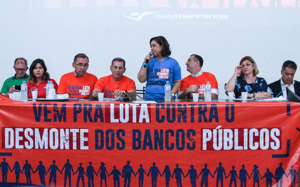 A privatização de bancos públicos é uma das cartas nas mesas tanto do Palácio do Planalto quanto do Piratini. Os governos de Michel Temer (PMDB) e do governador José Ivo Sartori (PMDB) vêm colocando a possibilidade de encaminhar a venda de bancos estatais como moeda de troca para virar a crise financeira de ambos os poderes; para contrapor a ofensiva, senadores e deputados criaram uma frente parlamentar mista em defesa dos bancos públicos; a iniciativa foi lançada em Porto Alegre, no auditório da Fetrafi (Federação dos Trabalhadores e Trabalhadoras em Instituições Financeiras do Rio Grande do Sul) (Foto: Leonardo Lucena) A privatização de bancos públicos é uma das cartas nas mesas tanto do Palácio do Planalto quanto do Piratini. Os governos de Michel Temer (PMDB) e do governador José Ivo Sartori (PMDB) vêm colocando a possibilidade de encaminhar a venda de bancos estatais como moeda de troca para virar a crise financeira de ambos os poderes; para contrapor a ofensiva, senadores e deputados criaram uma frente parlamentar mista em defesa dos bancos públicos; a iniciativa foi lançada em Porto Alegre, no auditório da Fetrafi (Federação dos Trabalhadores e Trabalhadoras em Instituições Financeiras do Rio Grande do Sul)