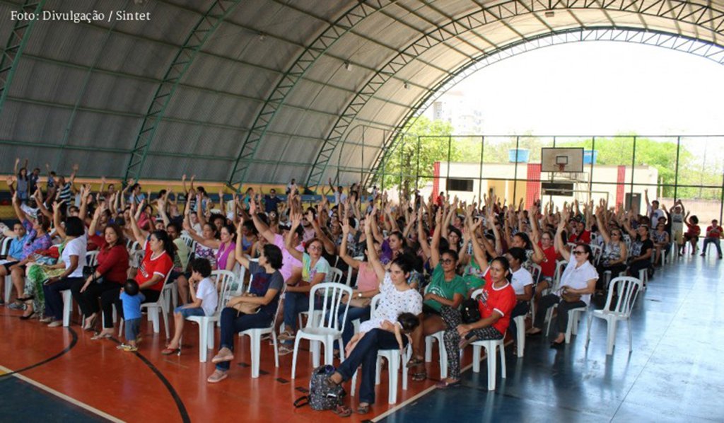 A diretoria do Sintet propôs que professores recebam pontos cortados primeiro e reponham as aulas depois; o presidente do sindicato, José Roque, disse haver possibilidade de repor os 12 dias ainda neste ano e explicou de que forma poderá ser feito; “Nós queremos fazer a reposição de aulas ainda neste ano. Tem como encaixar no calendário usando os sábados, dias de recessos, dia da realização da prova Brasil, e prova do IDEB. A Secretaria de Educação propôs a reposição e o pagamento para 22 de janeiro, mas não queremos transferir para o ano que vem se não vai prejudicar os alunos do nono ano” (Foto: Leonardo Lucena) A diretoria do Sintet propôs que professores recebam pontos cortados primeiro e reponham as aulas depois; o presidente do sindicato, José Roque, disse haver possibilidade de repor os 12 dias ainda neste ano e explicou de que forma poderá ser feito; “Nós queremos fazer a reposição de aulas ainda neste ano. Tem como encaixar no calendário usando os sábados, dias de recessos, dia da realização da prova Brasil, e prova do IDEB. A Secretaria de Educação propôs a reposição e o pagamento para 22 de janeiro, mas não queremos transferir para o ano que vem se não vai prejudicar os alunos do nono ano”