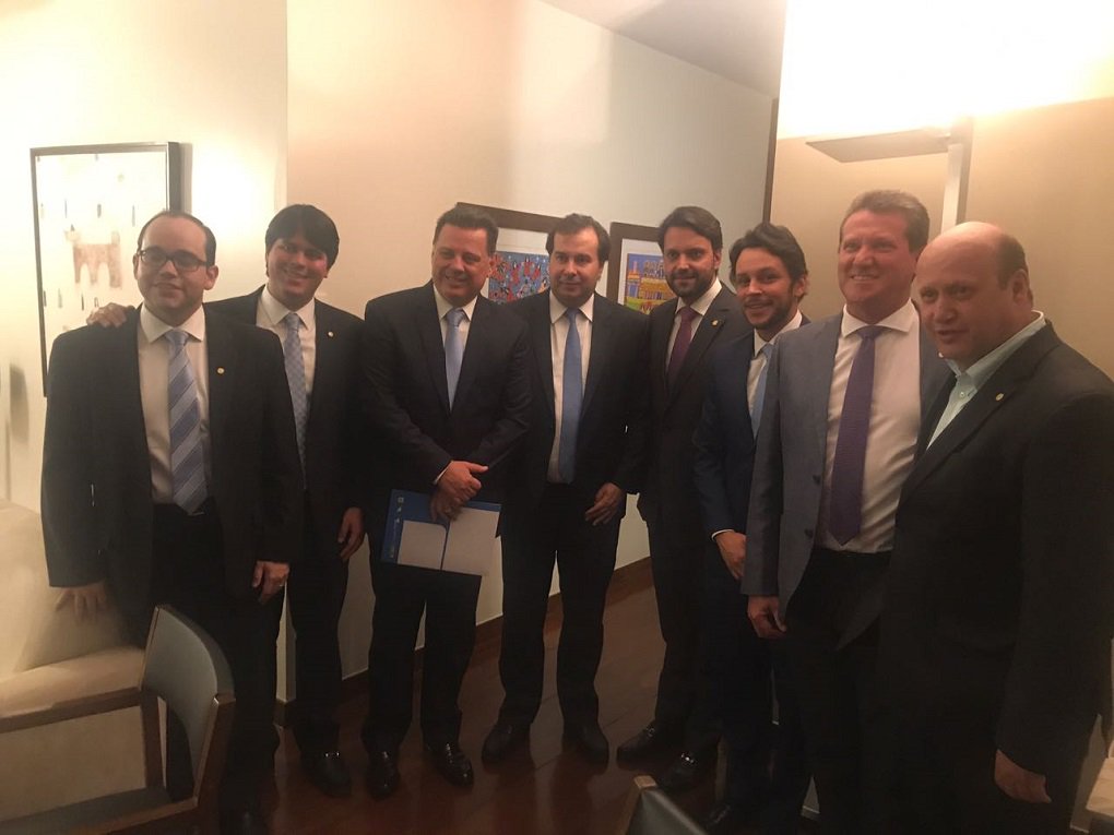 O presidente da República em exercício, Rodrigo Maia (DEM-RJ), recebeu o governador Marconi Perillo (PSDB) em jantar em sua residência oficial para discutir o andamento das reformas em tramitação no Congresso Nacional; encontro teve a presença de 20 deputados federais da base de apoio do Palácio do Planalto, entre eles o presidente em exercício da Câmara dos Deputados, André Fufuca (PP-MA), Mário Negromonte Júnior (PP-BA) e os parlamentares goianos Alexandre Baldy, Fábio Sousa (PSDB), Célio Silveira (PSDB) e Giuseppi Vecci (PSDB) (Foto: José Barbacena) O presidente da República em exercício, Rodrigo Maia (DEM-RJ), recebeu o governador Marconi Perillo (PSDB) em jantar em sua residência oficial para discutir o andamento das reformas em tramitação no Congresso Nacional; encontro teve a presença de 20 deputados federais da base de apoio do Palácio do Planalto, entre eles o presidente em exercício da Câmara dos Deputados, André Fufuca (PP-MA), Mário Negromonte Júnior (PP-BA) e os parlamentares goianos Alexandre Baldy, Fábio Sousa (PSDB), Célio Silveira (PSDB) e Giuseppi Vecci (PSDB)