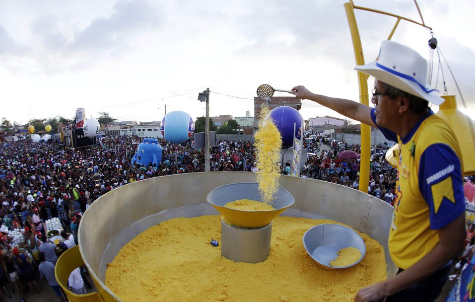 No São João de Caruaru, em Pernambuco, um dos dois maiores do país, a celebração da comida à base de milho, típica dos festejos de junho, é levada a sério pela população; neste domingo, o Festival de Comidas Gigantes da cidade teve seu ponto alto com a Caminhada do Forró e a distribuição do cuscuz que a organização promete ser "o maior do mundo", que foi distribuído às 17h; foram usados 800 quilos de floco de milho para produzir o alimento; a cuscuzeira, de 4,2 metros, feita sob medida na Feira de Caruaru, precisou de uma escada pra que os funcionários chegassem até a tampa; para abrir, foi montado um sistema de roldanas (Foto: Romulo Faro) No São João de Caruaru, em Pernambuco, um dos dois maiores do país, a celebração da comida à base de milho, típica dos festejos de junho, é levada a sério pela população; neste domingo, o Festival de Comidas Gigantes da cidade teve seu ponto alto com a Caminhada do Forró e a distribuição do cuscuz que a organização promete ser "o maior do mundo", que foi distribuído às 17h; foram usados 800 quilos de floco de milho para produzir o alimento; a cuscuzeira, de 4,2 metros, feita sob medida na Feira de Caruaru, precisou de uma escada pra que os funcionários chegassem até a tampa; para abrir, foi montado um sistema de roldanas