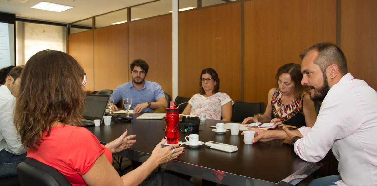 O Comitê Estadual de Educação em Direitos Humanos deverá realizar seminários de educação nas oito macrorregiões do Estado com o objetivo de preparar o Plano Estadual de Educação em Direitos Humanos. O primeiro encontro acontecerá no próximo dia 29, em Tauá, Sertão dos Inhamuns. Até o final desse ano deverão ser contempladas as macrorregiões do Sertão Central, Maciço de Baturité e Grande Fortaleza (Foto: Fatima 247) O Comitê Estadual de Educação em Direitos Humanos deverá realizar seminários de educação nas oito macrorregiões do Estado com o objetivo de preparar o Plano Estadual de Educação em Direitos Humanos. O primeiro encontro acontecerá no próximo dia 29, em Tauá, Sertão dos Inhamuns. Até o final desse ano deverão ser contempladas as macrorregiões do Sertão Central, Maciço de Baturité e Grande Fortaleza