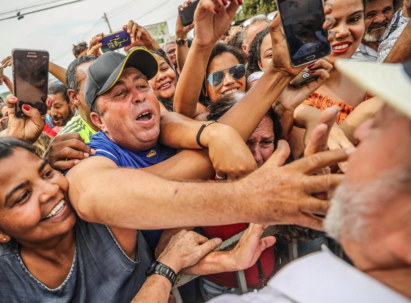 A caravana Lula pelo Brasil chegou em Bocaiúva (MG), onde o ex-presidente Lula participou de ato em defesa da agricultura familiar; Lula visitou projetos da Associação dos Produtores de Hortifrutigranjeiros da Região do Pentáurea (Aspropen), que demonstram a força da agricultura familiar na promoção de trabalho e renda para as pessoas do campo da cidade e para o manejo sustentável da terra (Foto: Charles Nisz) A caravana Lula pelo Brasil chegou em Bocaiúva (MG), onde o ex-presidente Lula participou de ato em defesa da agricultura familiar; Lula visitou projetos da Associação dos Produtores de Hortifrutigranjeiros da Região do Pentáurea (Aspropen), que demonstram a força da agricultura familiar na promoção de trabalho e renda para as pessoas do campo da cidade e para o manejo sustentável da terra