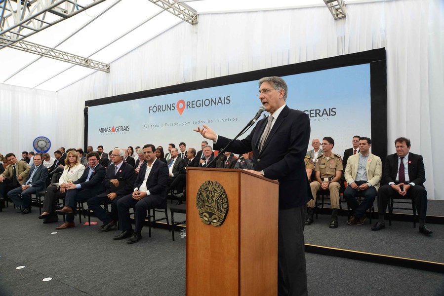 O governador Fernando Pimentel participou em Varginha, no Território Sul, de reunião da nova fase do Fórum Regional de Governo – Por todo o estado; o chefe do executivo estadual assinou despachos governamentais para viabilização de obras de melhoria na BR-491, entre o Varginha e o entroncamento da BR-381, a instalação de iluminação em campos de futebol e quadras poliesportivas, a implantação de Posto Avançado do Corpo de Bombeiros em Andradas e a colocação de 672 aquecedores solares em 15 municípios; foram entregues 131 veículos para o sistema de saúde de 99 cidades da região. Cerca de 3 mil pessoas participaram do encontro (Foto: Leonardo Lucena) O governador Fernando Pimentel participou em Varginha, no Território Sul, de reunião da nova fase do Fórum Regional de Governo – Por todo o estado; o chefe do executivo estadual assinou despachos governamentais para viabilização de obras de melhoria na BR-491, entre o Varginha e o entroncamento da BR-381, a instalação de iluminação em campos de futebol e quadras poliesportivas, a implantação de Posto Avançado do Corpo de Bombeiros em Andradas e a colocação de 672 aquecedores solares em 15 municípios; foram entregues 131 veículos para o sistema de saúde de 99 cidades da região. Cerca de 3 mil pessoas participaram do encontro