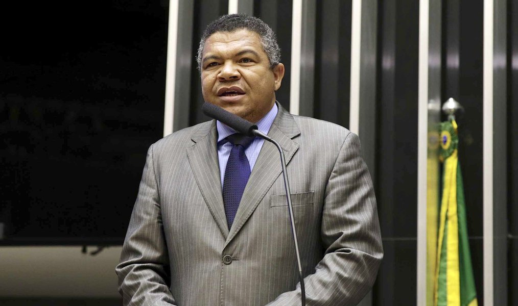 O deputado federal Valmir Assunção (PT-BA) entrou com três representações na Procuradoria da República (PGR) contra medidas tomadas pelo governo Temer (PMDB) para perdoar dívidas de grandes corporações; junto com outros deputados e senadores do PT, o parlamentar desconstruiu o contexto engendrado pelo governo federal que reduz políticas agrárias e sociais, alegando falta de orçamento, “mas perdoa bilhões em dívidas de grandes empresários, ruralistas e corruptos” (Foto: Voney Malta) O deputado federal Valmir Assunção (PT-BA) entrou com três representações na Procuradoria da República (PGR) contra medidas tomadas pelo governo Temer (PMDB) para perdoar dívidas de grandes corporações; junto com outros deputados e senadores do PT, o parlamentar desconstruiu o contexto engendrado pelo governo federal que reduz políticas agrárias e sociais, alegando falta de orçamento, “mas perdoa bilhões em dívidas de grandes empresários, ruralistas e corruptos”