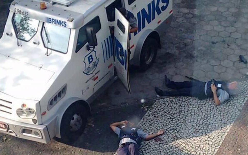 Uma tentativa de assalto a um carro-forte na sede administrativa da prefeitura do Rio de Janeiro, no centro da cidade, deixou dois vigilantes feridos; segundo a prefeitura, o carro-forte estava no local para abastecer os caixas eletrônicos do prédio anexo do Centro Administrativo São Sebastião (Foto: Leonardo Lucena) Uma tentativa de assalto a um carro-forte na sede administrativa da prefeitura do Rio de Janeiro, no centro da cidade, deixou dois vigilantes feridos; segundo a prefeitura, o carro-forte estava no local para abastecer os caixas eletrônicos do prédio anexo do Centro Administrativo São Sebastião