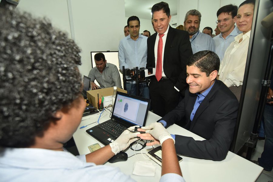 Os soteropolitanos têm mais um posto de recadastramento biométrico do eleitor, localizado na Cidade Baixa; a estrutura, instalada no Bahia Outlet Center, foi inaugurada na manhã desta quinta-feira pelo prefeito ACM Neto e pelo presidente do Tribunal Regional Eleitoral, desembargador José Edivaldo Rotondano; o posto é o nono em funcionamento por meio de parceria entre a prefeitura e o TRE; o prefeito aproveitou para fazer o recadastramento e recebeu o título na mesma hora. "Foi um processo muito rápido, com duração em torno de cinco minutos, atendimento rápido e de qualidade", disse ACM (Foto: Romulo Faro) Os soteropolitanos têm mais um posto de recadastramento biométrico do eleitor, localizado na Cidade Baixa; a estrutura, instalada no Bahia Outlet Center, foi inaugurada na manhã desta quinta-feira pelo prefeito ACM Neto e pelo presidente do Tribunal Regional Eleitoral, desembargador José Edivaldo Rotondano; o posto é o nono em funcionamento por meio de parceria entre a prefeitura e o TRE; o prefeito aproveitou para fazer o recadastramento e recebeu o título na mesma hora. "Foi um processo muito rápido, com duração em torno de cinco minutos, atendimento rápido e de qualidade", disse ACM
