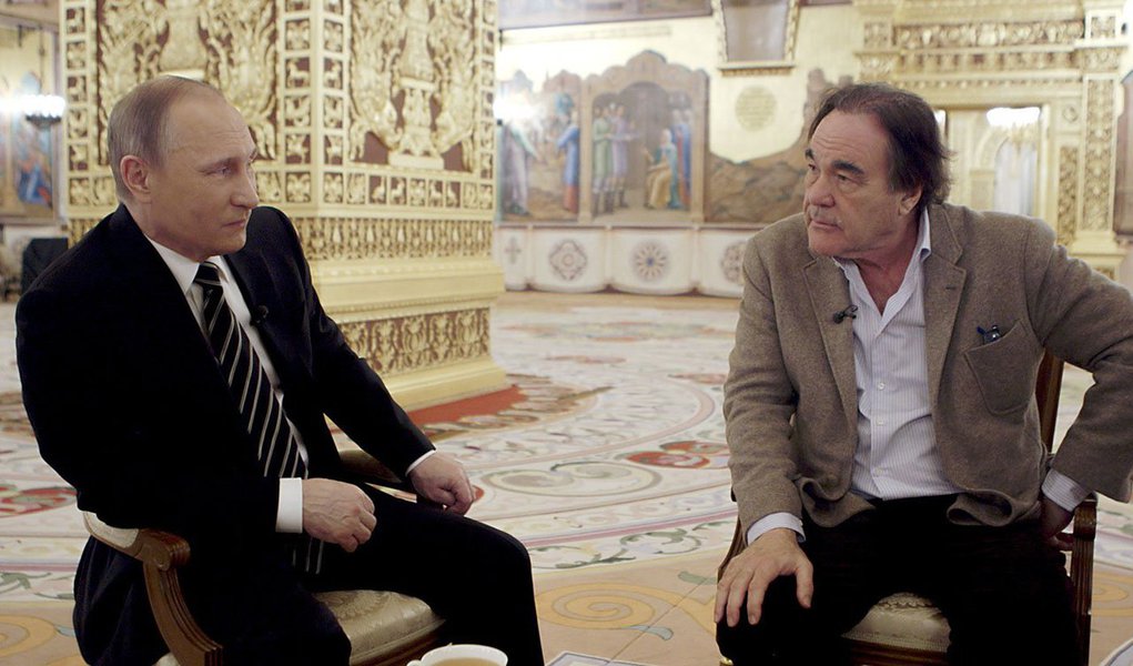 O diretor Oliver Stone comentou o lançamento do livro no Brasil com as transcrições das "Entrevistas com Putin", fruto de entrevistas com o presidente russo entre 2015 e 2017; para Stone, "é um ultraje a falta de cobertura justa, quanto mais respeitosa", por parte da imprensa americana e europeia, sobre Putin; "Vladimir Putin fala o tempo todo sobre respeitar a lei internacional, e ainda assim ele é apresentado como vilão. Isso precisa ser repensado. Isso não é teoria conspiratória, é fato conspiratório" (Foto: Aquiles Lins) O diretor Oliver Stone comentou o lançamento do livro no Brasil com as transcrições das "Entrevistas com Putin", fruto de entrevistas com o presidente russo entre 2015 e 2017; para Stone, "é um ultraje a falta de cobertura justa, quanto mais respeitosa", por parte da imprensa americana e europeia, sobre Putin; "Vladimir Putin fala o tempo todo sobre respeitar a lei internacional, e ainda assim ele é apresentado como vilão. Isso precisa ser repensado. Isso não é teoria conspiratória, é fato conspiratório"
