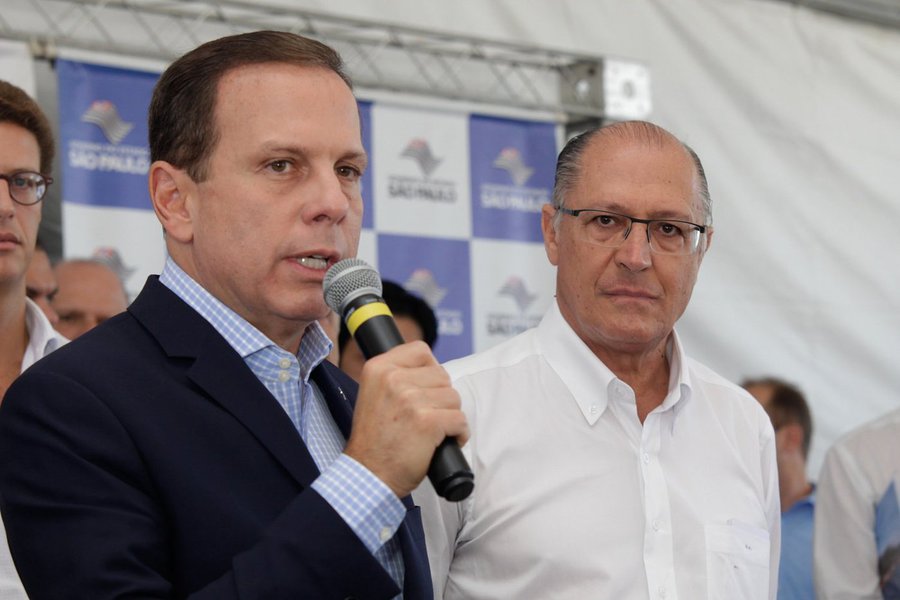 Indo de encontro ao governador de São Paulo, Geraldo Alckmin (PMDB) - seu mentor -, o prefeito de São Paulo, João Doria, acertou uma visita a Alagoas em setembro; objetivo dos tucanos é criar uma agenda pelo país para apresentar Doria à sociedade, sobretudo, na região Nordeste; estratégia foi iniciada nesta segunda-feira (7), quando ele foi a Salvador receber o título de cidadão soteropolitano, mas foi recebido com protesto por diversos movimentos sociais, inclusive, recebendo uma ovada que repercutiu em todo o Brasil (Foto: Voney Malta) Indo de encontro ao governador de São Paulo, Geraldo Alckmin (PMDB) - seu mentor -, o prefeito de São Paulo, João Doria, acertou uma visita a Alagoas em setembro; objetivo dos tucanos é criar uma agenda pelo país para apresentar Doria à sociedade, sobretudo, na região Nordeste; estratégia foi iniciada nesta segunda-feira (7), quando ele foi a Salvador receber o título de cidadão soteropolitano, mas foi recebido com protesto por diversos movimentos sociais, inclusive, recebendo uma ovada que repercutiu em todo o Brasil