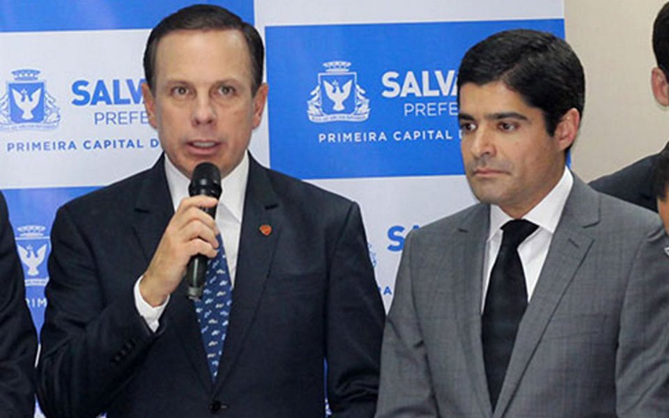 O prefeito de Salvador, ACM Neto (DEM), comentou sobre a proximidade do partido com o apresentador Luciano Huck, cogitado para uma possível filiação e até disputar a Presidência da República. De acordo com chefe do executivo municipal, outras “lideranças da sociedade representativa” também têm conversado com o partido; ACM evitou falar sobre a especulação de que o prefeito de São Paulo, João Doria, pode deixar o PSDB e ingressar no DEM; “Qualquer especulação sobre a filiação de Doria não pode ser feita agora. É uma questão interna do PSDB. Não vou convidar ninguém a sair do PSDB. Se ele tomar a decisão de sair, aí é outra coisa. Não vamos fazer assédio” (Foto: Leonardo Lucena) O prefeito de Salvador, ACM Neto (DEM), comentou sobre a proximidade do partido com o apresentador Luciano Huck, cogitado para uma possível filiação e até disputar a Presidência da República. De acordo com chefe do executivo municipal, outras “lideranças da sociedade representativa” também têm conversado com o partido; ACM evitou falar sobre a especulação de que o prefeito de São Paulo, João Doria, pode deixar o PSDB e ingressar no DEM; “Qualquer especulação sobre a filiação de Doria não pode ser feita agora. É uma questão interna do PSDB. Não vou convidar ninguém a sair do PSDB. Se ele tomar a decisão de sair, aí é outra coisa. Não vamos fazer assédio”