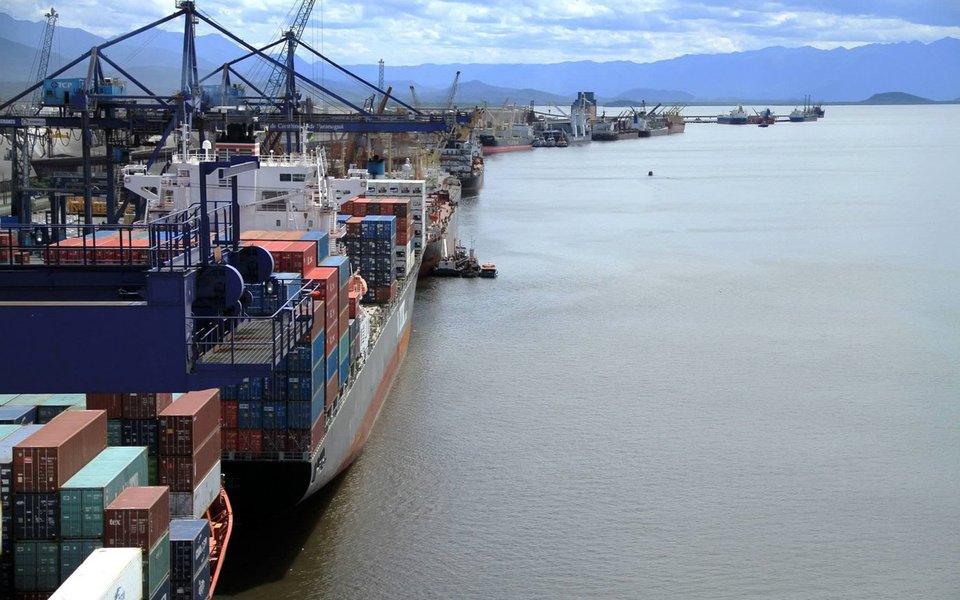 Com o Brasil em liquidação, um dos principais terminais de contêineres do Brasil, o de Paranaguá, foi vendido a um dos maiores grupos chineses (Foto: Leonardo Attuch) Com o Brasil em liquidação, um dos principais terminais de contêineres do Brasil, o de Paranaguá, foi vendido a um dos maiores grupos chineses