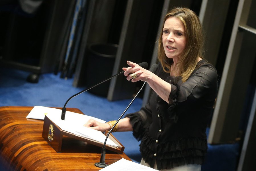 A senadora Vanessa Grazziotin (PCdoB-MA) voltou a bater duro na gestão de Michel Temer, que ascendeu ao poder por meio de um golpe, foi o primeiro presidente denunciado por corrupção na história do País e tem a mais baixa popularidade desde a redemocratização; "Hoje completam 73 dias que Temer engana parlamento ao não enviar Medida Provisória para corrigir aberrações da Reforma Trabalhista", disse a parlamentar, neste domingo (24), no Twitter. "A luta em defesa da nação, da soberania, do desenvolvimento e dos direitos sociais, nos une", complementou a senadora. (Foto: Leonardo Lucena) A senadora Vanessa Grazziotin (PCdoB-MA) voltou a bater duro na gestão de Michel Temer, que ascendeu ao poder por meio de um golpe, foi o primeiro presidente denunciado por corrupção na história do País e tem a mais baixa popularidade desde a redemocratização; "Hoje completam 73 dias que Temer engana parlamento ao não enviar Medida Provisória para corrigir aberrações da Reforma Trabalhista", disse a parlamentar, neste domingo (24), no Twitter. "A luta em defesa da nação, da soberania, do desenvolvimento e dos direitos sociais, nos une", complementou a senadora.