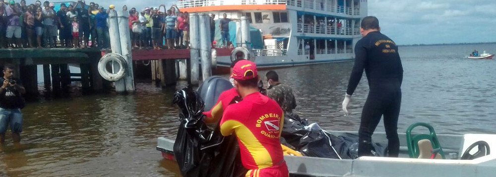 A Polícia do Pará vai indiciar Alcimar Almeida da Silva, proprietário do barco Capitão Ribeiro, que afundou com 52 pessoas na terça-feira (22), no Rio Xingu, deixando 23 mortos e dois desaparecidos, por ter colocado em risco a vida das pessoas, explicou o delegado de Porto de Moz, cidade onde ocorreu o naufrágio; cerca de 30 mil embarcações navegam pelos rios do Pará, mas apenas 128 delas são liberadas para o transporte de passageiros no Estado (Foto: Charles Nisz) A Polícia do Pará vai indiciar Alcimar Almeida da Silva, proprietário do barco Capitão Ribeiro, que afundou com 52 pessoas na terça-feira (22), no Rio Xingu, deixando 23 mortos e dois desaparecidos, por ter colocado em risco a vida das pessoas, explicou o delegado de Porto de Moz, cidade onde ocorreu o naufrágio; cerca de 30 mil embarcações navegam pelos rios do Pará, mas apenas 128 delas são liberadas para o transporte de passageiros no Estado
