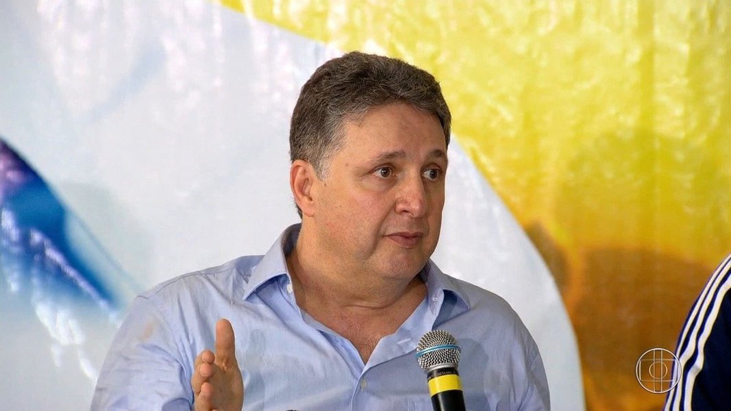 O juiz Ralph Machado Manães Junior, do Tribunal Regional Eleitoral do Rio da 98ª Zona Eleitoral, em Campos, determinou que o ex-governador Anthony Garotinho seja transferido da cadeia pública de Benfica pra um presídio de segurança máxima ainda nesta sexta-feira (24); magistrado mandou investigar a denúncia de Garotinho de suposta agressão na cadeia e disse que o ex-governador estaria "causando transtornos" e que "teria se autolesionado"
(Foto: Aquiles Lins)
O juiz Ralph Machado Manães Junior, do Tribunal Regional Eleitoral do Rio da 98ª Zona Eleitoral, em Campos, determinou que o ex-governador Anthony Garotinho seja transferido da cadeia pública de Benfica pra um presídio de segurança máxima ainda nesta sexta-feira (24); magistrado mandou investigar a denúncia de Garotinho de suposta agressão na cadeia e disse que o ex-governador estaria "causando transtornos" e que "teria se autolesionado"