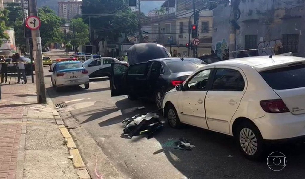 Polícia Civil do Rio de Janeiro informou que já foi identificado um dos autores da sequência de tiros contra o carro onde estava o coronel Luiz Gustavo Teixeira, comandante do 3° Batalhão da Polícia Militar, no bairro do Méier, zona norte do Rio; ontem, o carro do coronel Teixeira, que estava descaracterizado, foi atingido quando passava pela Rua Hermengarda; oficial viajava no banco do carona e chegou a ser levado para o Hospital Municipal Salgado Filho, no Méier, mas não resistiu aos ferimentos; Complexo do Lins foi ocupado pelas forças de segurança em busca dos assassinos (Foto: Paulo Emílio) Polícia Civil do Rio de Janeiro informou que já foi identificado um dos autores da sequência de tiros contra o carro onde estava o coronel Luiz Gustavo Teixeira, comandante do 3° Batalhão da Polícia Militar, no bairro do Méier, zona norte do Rio; ontem, o carro do coronel Teixeira, que estava descaracterizado, foi atingido quando passava pela Rua Hermengarda; oficial viajava no banco do carona e chegou a ser levado para o Hospital Municipal Salgado Filho, no Méier, mas não resistiu aos ferimentos; Complexo do Lins foi ocupado pelas forças de segurança em busca dos assassinos