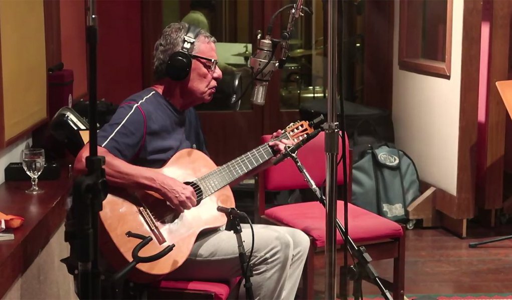 Cantor e compositor Chico Buarque divulgou nesta terça-feira, 22, trecho da música As Caravanas em sua página no Facebook; música tem participação de Rafael Mike Dtp, do Dream Team do Passinho dá nome ao novo disco do cantor de 73 anos, que será lançado na próxima sexta-feira (25) na lojas físicas e plataformas digitais; veja trecho (Foto: Aquiles Lins) Cantor e compositor Chico Buarque divulgou nesta terça-feira, 22, trecho da música As Caravanas em sua página no Facebook; música tem participação de Rafael Mike Dtp, do Dream Team do Passinho dá nome ao novo disco do cantor de 73 anos, que será lançado na próxima sexta-feira (25) na lojas físicas e plataformas digitais; veja trecho