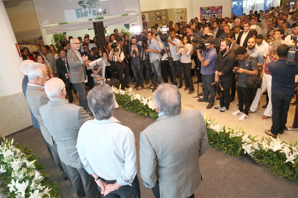 O prefeito Edvaldo Nogueira prestigiou, na manhã desta quarta-feira, 25, a inauguração da expansão do Shopping Riomar Aracaju; com 52 mil metros quadrados, a área conta com 200 novos espaços para lojas e uma praça de alimentação, num investimento, de R$ 110 milhões; Para Edvaldo, a ampliação do shopping, mesmo com a crise econômica do país, representa um grande avanço na geração de emprego e renda na cidade (Foto: Charles Nisz) O prefeito Edvaldo Nogueira prestigiou, na manhã desta quarta-feira, 25, a inauguração da expansão do Shopping Riomar Aracaju; com 52 mil metros quadrados, a área conta com 200 novos espaços para lojas e uma praça de alimentação, num investimento, de R$ 110 milhões; Para Edvaldo, a ampliação do shopping, mesmo com a crise econômica do país, representa um grande avanço na geração de emprego e renda na cidade