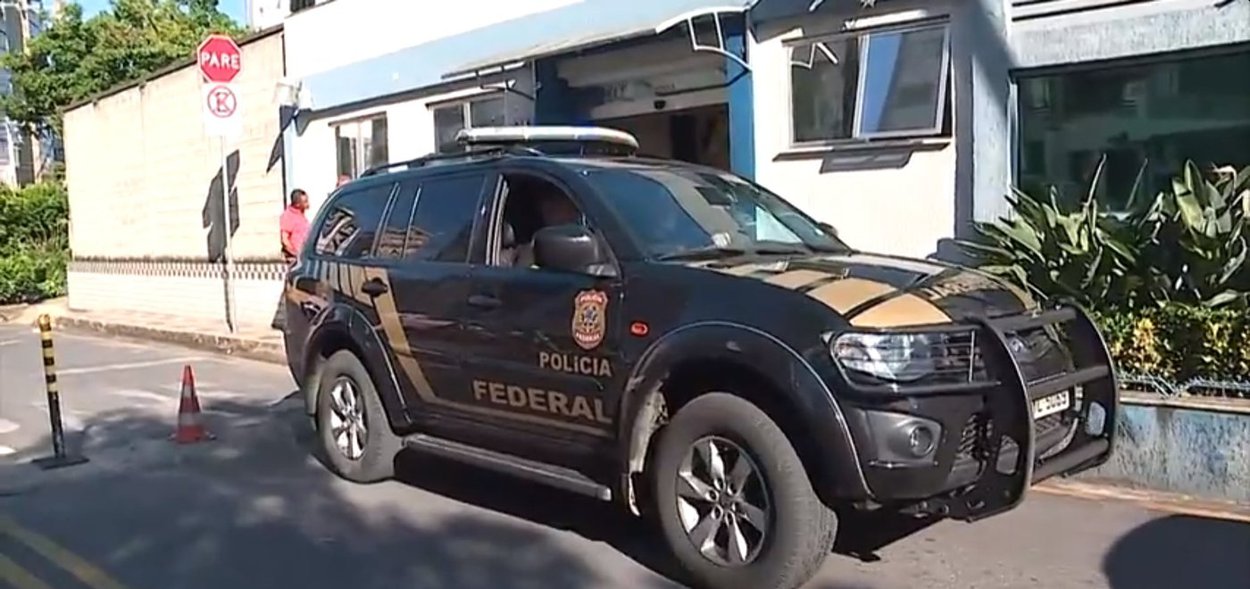 Cinco pessoas foram presas suspeitas de aplicar golpes contra servidores públicos em todo o País, de acordo com a PF; as investigações apontaram que uma família de Ribeirão das Neves, na Região Metropolitana de Belo Horizonte, comandava a fraude que descontava valores mensais do contracheque e da conta bancária de cerca de três mil servidores federais; cinco associações "fantasmas" de representação dos trabalhadores foram criadas e apenas uma delas teria desviado cerca de R$ 150 mil por mês; de acordo com o delegado Cristiano Ladeira, da PF, a fraude ocorria nos últimos dez anos, alcançando valores milionários (Foto: Leonardo Lucena) Cinco pessoas foram presas suspeitas de aplicar golpes contra servidores públicos em todo o País, de acordo com a PF; as investigações apontaram que uma família de Ribeirão das Neves, na Região Metropolitana de Belo Horizonte, comandava a fraude que descontava valores mensais do contracheque e da conta bancária de cerca de três mil servidores federais; cinco associações "fantasmas" de representação dos trabalhadores foram criadas e apenas uma delas teria desviado cerca de R$ 150 mil por mês; de acordo com o delegado Cristiano Ladeira, da PF, a fraude ocorria nos últimos dez anos, alcançando valores milionários