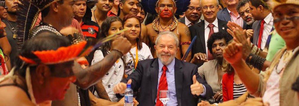 Ex-presidente prometeu regulamentar o mercado da mídia caso seja eleito presidente mais uma vez; declaração foi feita na noite desta segunda-feira 24, durante seminário sobre economia organizado pela Fundação Perseu Abramo em Brasília; Lula também disse que, se voltar à presidência, não vai almoçar com os Marinho, da TV Globo, nem falar com a revista Veja; "Eles vão ter que entender que estarão lidando com um cidadão diferente. Se não sabem lidar com as mentiras que eles inventarem, eu não posso fazer nada", anunciou; o petista provocou ainda a Globo sobre as eleições de 2018: "Eles que escolham seu candidato, porque eu já derrotei o candidato da Globo"; depois do evento, Lula se reuniu com lideranças indígenas (Foto: Gisele Federicce) Ex-presidente prometeu regulamentar o mercado da mídia caso seja eleito presidente mais uma vez; declaração foi feita na noite desta segunda-feira 24, durante seminário sobre economia organizado pela Fundação Perseu Abramo em Brasília; Lula também disse que, se voltar à presidência, não vai almoçar com os Marinho, da TV Globo, nem falar com a revista Veja; "Eles vão ter que entender que estarão lidando com um cidadão diferente. Se não sabem lidar com as mentiras que eles inventarem, eu não posso fazer nada", anunciou; o petista provocou ainda a Globo sobre as eleições de 2018: "Eles que escolham seu candidato, porque eu já derrotei o candidato da Globo"; depois do evento, Lula se reuniu com lideranças indígenas
